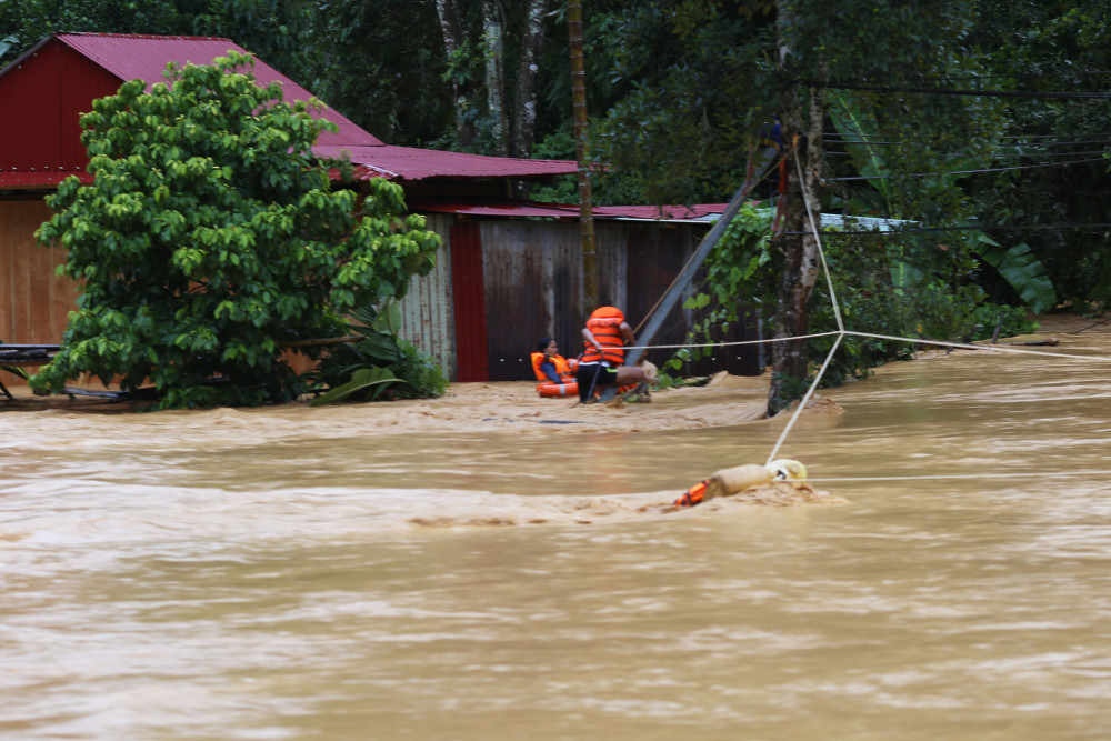 Nước sông A Vương chảy xiết khiến công tác cứu hộ gặp rất nhiều khó khăn