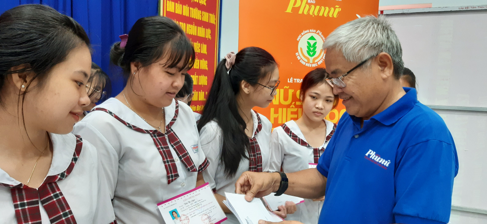Ông Nguyễn Thiện Hồng- Tổ trưởng Tổ Xã hội - Từ thiện Báo Phụ nữ trao học bổng và chúc mừng thành quả học tập của các em. 