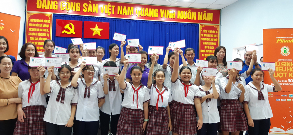 20 nữ sinh xã đảo Thạnh An trong niềm vui đầu năm học mới. 