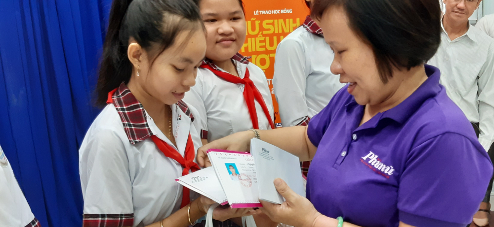 Bà tạ Thị Nam Hồng trao học bổng cho các em nữ sinh hiếu học ở xã đảo Thạnh An 