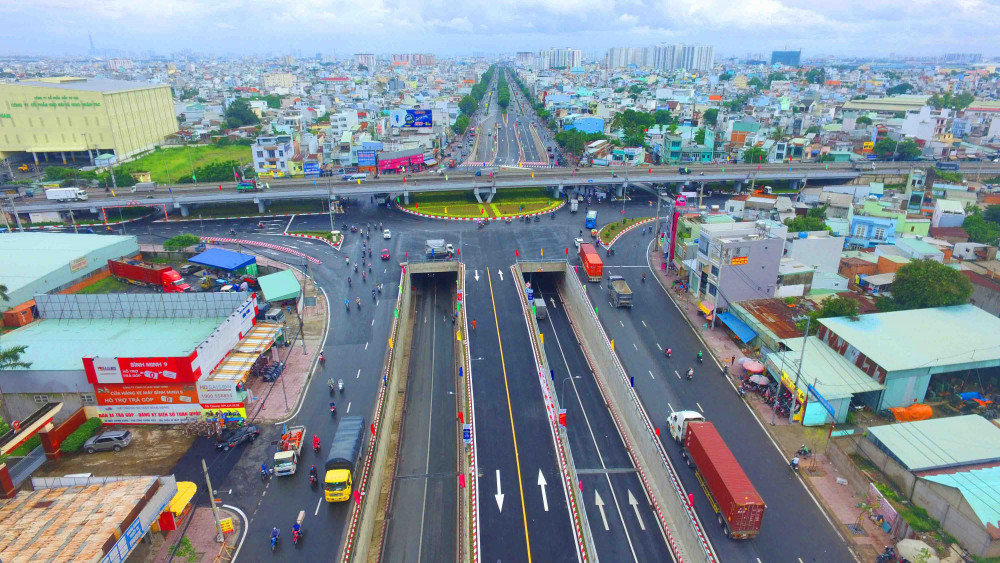 Hai hầm chui cho xe lưu thông 2 chiều qua nút giao An Sương, nối liền Hóc Môn - Quận 2, giúp giải tỏa ắc tắc giao thông, điểm đen về tai nạn giao thông nơi đây.