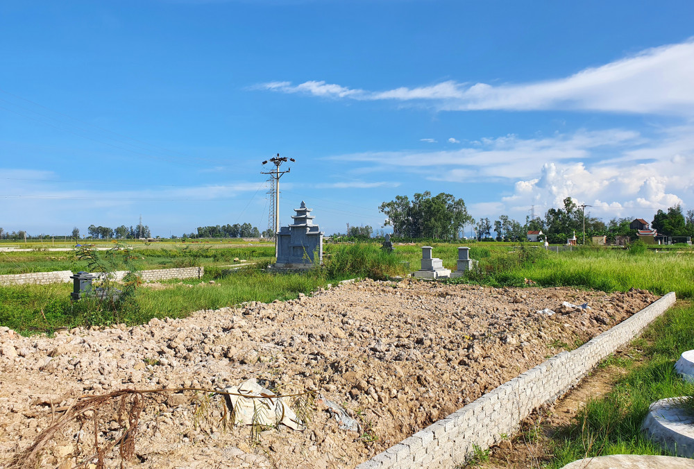 Dự án xây dựng nghĩa trang Hàng Vông mới buộc phải dừng vì sát với tường rào nhà dân