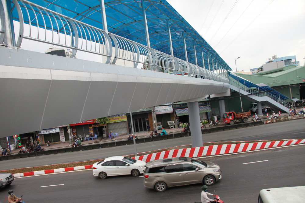 Ngoài việc hoàn thiện hạ tầng nút giao, một cầu vượt dành cho người đi bộ qua lại trước Bến Xe An Sương cũng đã hoàn thành, khiến việc đi lại của người dân qua QL22 được dễ dàng, thuận tiện hơn.