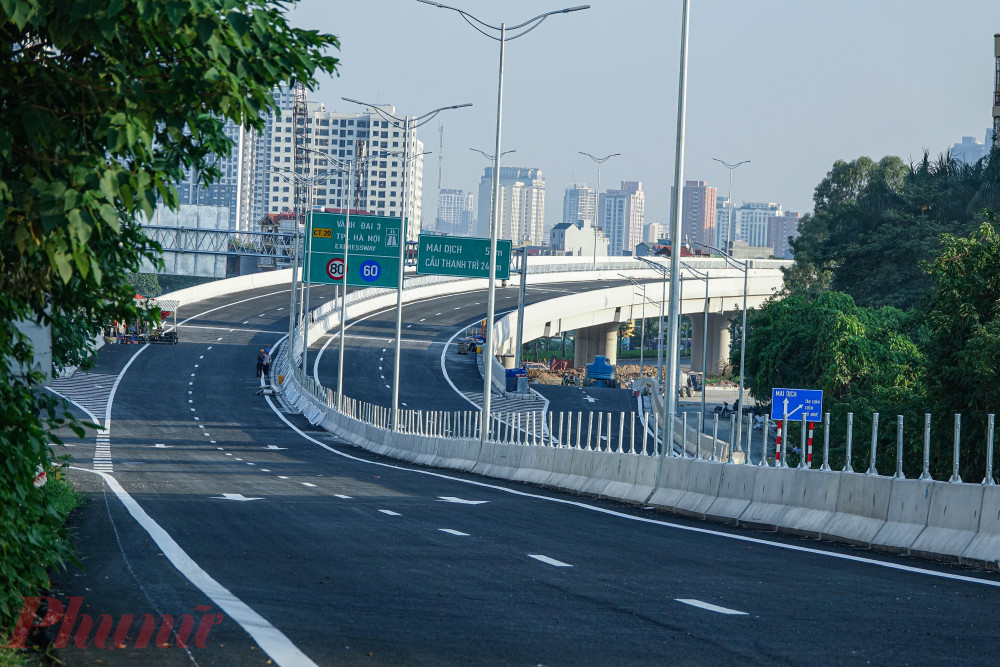 Công tác sửa chữa mặt cầu Thăng Long được đánh giá là cấp bách bởi tuyến cầu cạn vành đai 3 Mai Dịch - Nam Thăng Long đang hoàn thiện và dự kiến khánh thành trong năm nay.