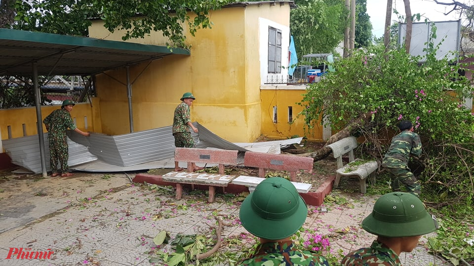 Lực lượng bộ đội giúp trường Tiều học Phú Lưu dọn dẹp vệ sinh sau khi cơn bão đi qua