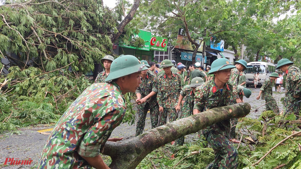 Lực lượng Bộ đội giúp  các trường học dọn dẹp canh ngả đổ sau bão số 5