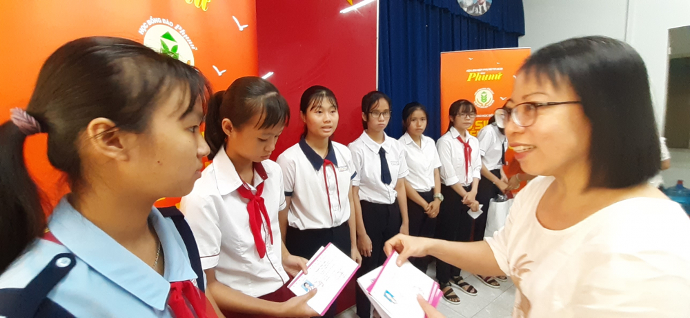 Bà Nguyễn Thu Đào - Trưởng Phòng Hành chính tổ chức Báo Phụ nữ, trao học bổng và gửi lời chúc mừng thành quả học tập của các em. 