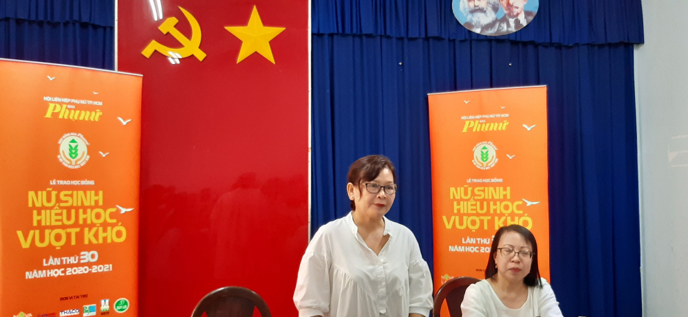 Bà Lê Thị Phương Hồ- Chủ tịch Hội LHPN H. Củ Chi  cảm ơn Báo Phụ Nữ cùng các nhà hảo tâm đã hỗ trợ những nữ sinh hiếu học của huyện trên hành trình vượt khó. 