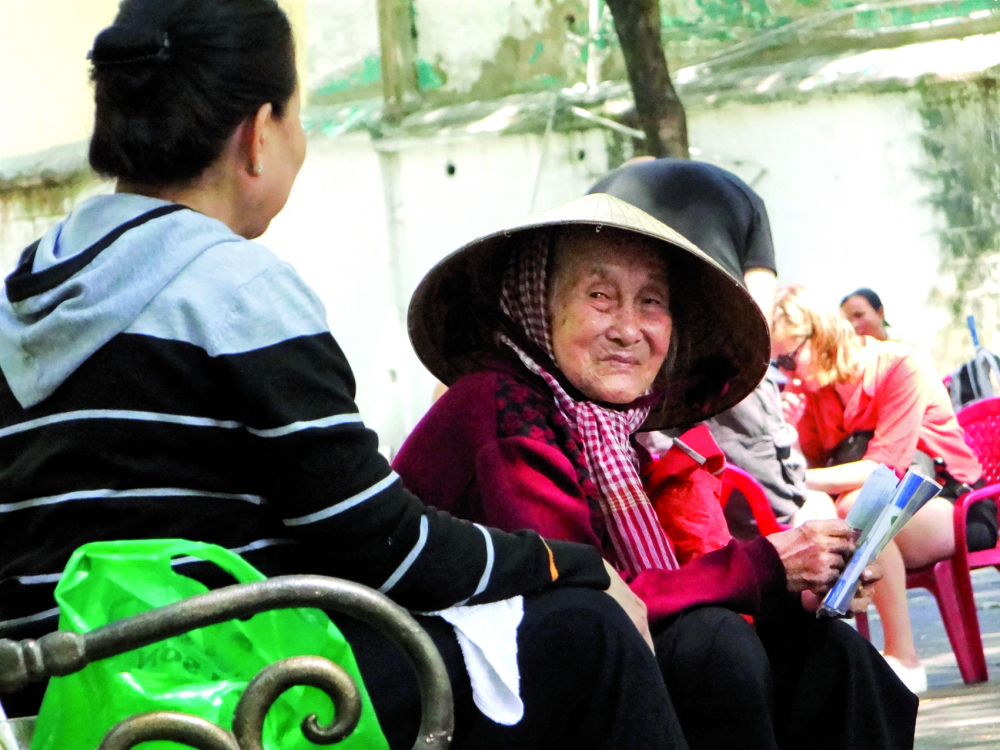 Việt Nam sẽ bước vào giai đoạn dân số già với nhiều thách thức đang chờ đợi - ẢNH: TRUNG THANH