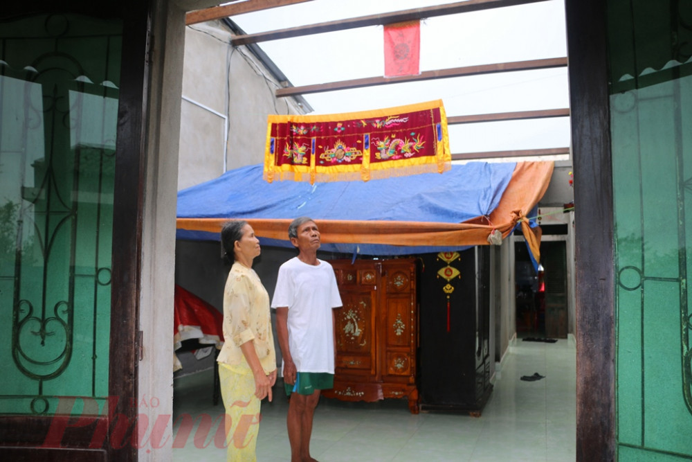 Vơ chồng ông ông Văn Viết Ngọc và  bà Nguyễn Thị Biên thôn Vân Thê Thượng xót xa nhìn nhà tốc mái sau bão số 5