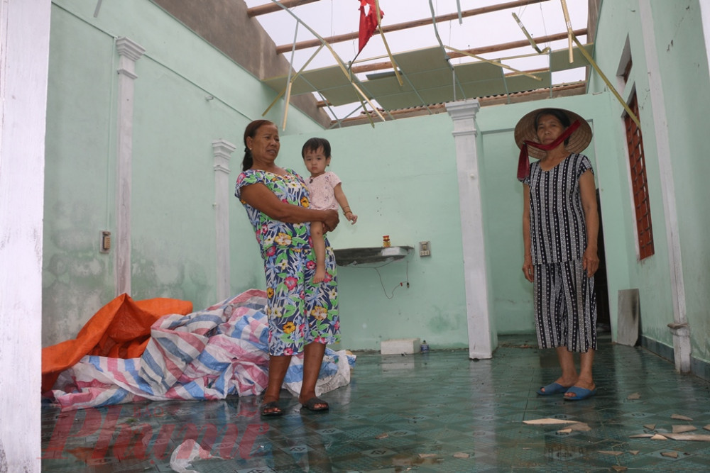 Bà Mai Thị Dung ở thôn Vân Thê Thượng hai ngày nay tìm mua tôn không có để lợp lại nhà