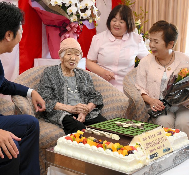 Bà Tanaka cũng rất thích chơi boardgame với bạn bè tại viện dượng lão.