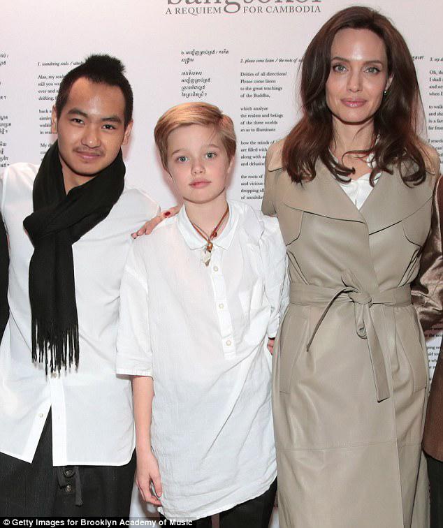 Angelina Jolie và con gái Shiloh (giữa). Ảnh: Internet