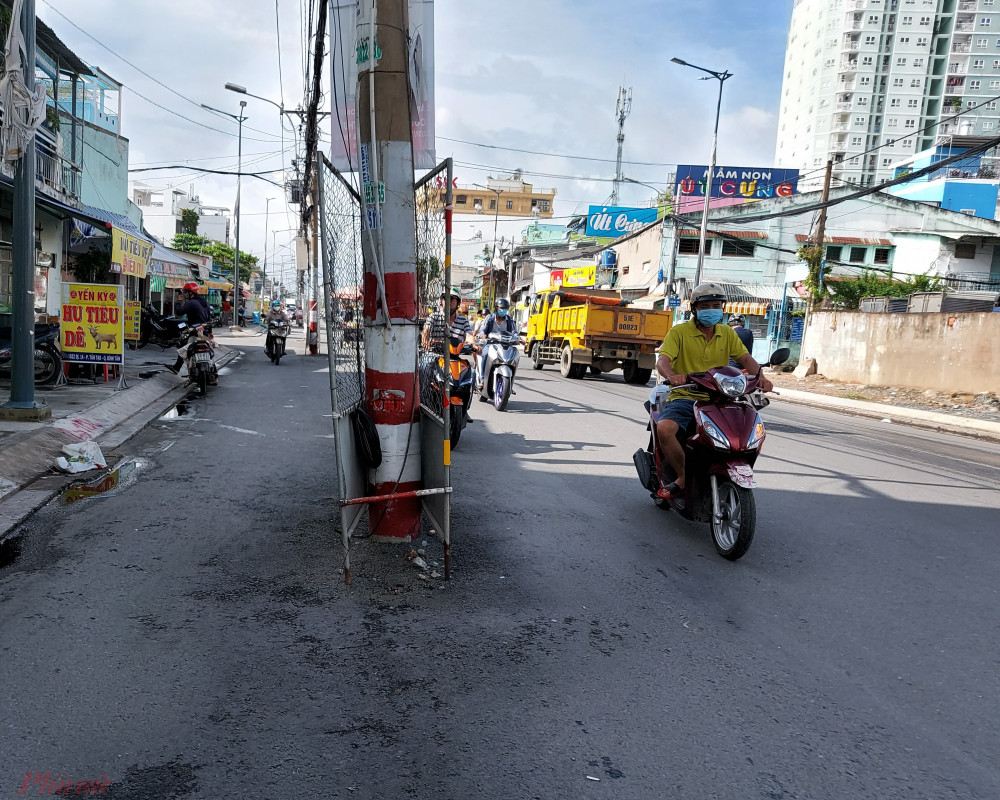 Dự án cải tạo kênh Hiệp Tân dài khoảng 1,5 km nhằm tạo mặt bằng để làm đường Tô Hiệu rộng hơn. Tuy nhiên, sau khi cải tạo kênh này thì chính các cột điện trên tuyến đường lại chiếm diện tích mặt đường. 