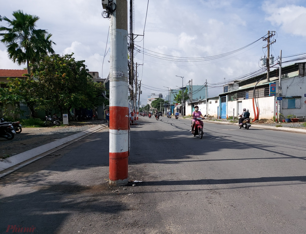 Có nhiều trụ không được rào chắn mà chỉ quẹt sơn đỏ để cảnh báo.