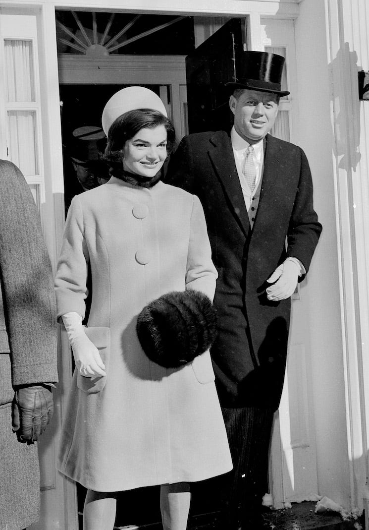 Năm 1962: Phong cách thời trang của Đệ nhất phu nhân, Jacqueline Kennedy Onassis đã trở nên phổ biến hơn với mốt áo khoác dáng dài tay lửng mix cùng găng tay, mũ hộp.