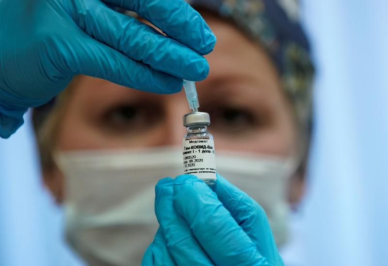 Chích ngừa vắc-xin Sputnik-V chống COVID-19 tại một phòng khám ở Moscow. Ảnh chụp ngày 17/9/2020 - Ảnh: Reuters