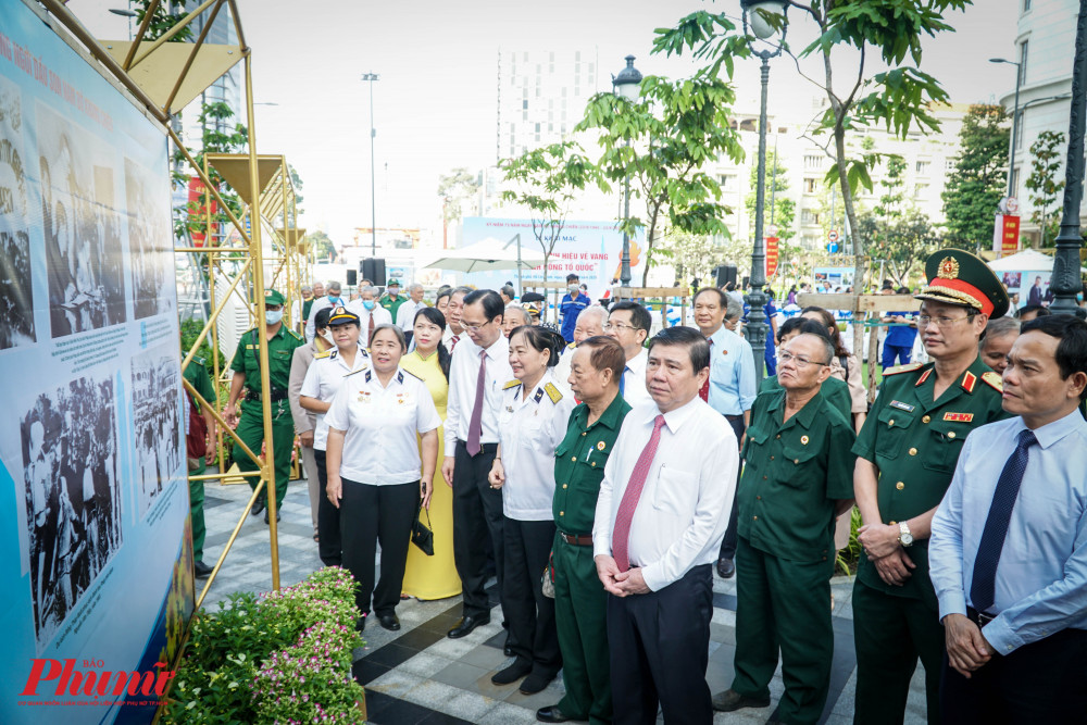 Lãnh đạo TPHCM cùng các đại biểu tham quan, nhìn lại một giai đoạn lịch sử đã đi qua tại buổi triển lãm