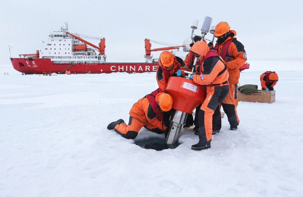 Nhóm nghiên cứu của Trung Quốc từ tàu phá băng Xuelong thiết lập một chiếc phao thăm dò đại dương ở Bắc Băng Dương vào năm 2016 - Ảnh: Tân Hoa xã