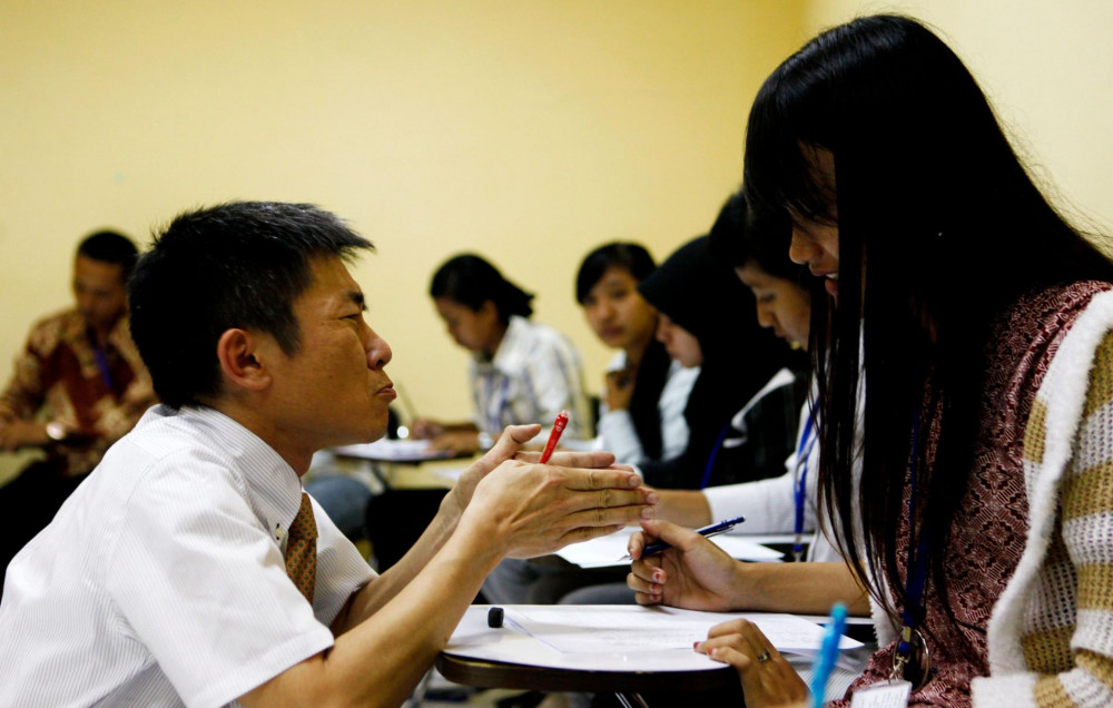 Lao động nước ngoài sẽ phải trải qua các chương trình đào tạo chuyên sâu và ngôn ngữ tại Nhật Bản trước khi bắt đầu làm việc. Trong ảnh là một lớp học tiếng Nhật cho lao động nhập cư mới sang Nhật - Ảnh: Beawiharta/Reuters