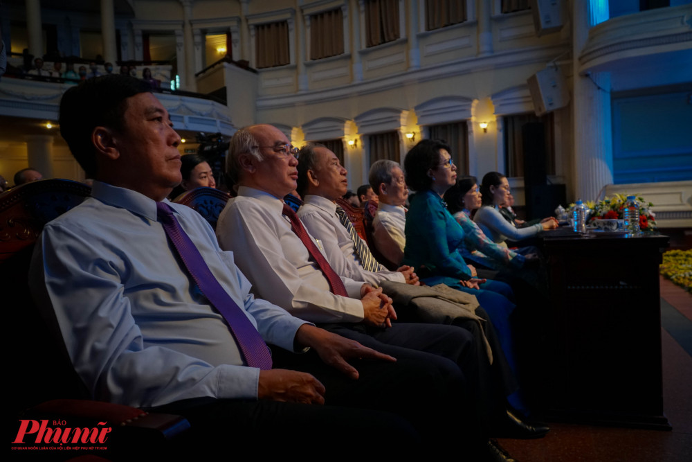 Nhiều lãnh đạo, nguyên lãnh đạo thành phố tham dự cuộc họp mặt