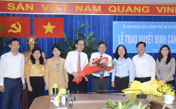 Lê Thanh Liêm, Phó Chủ tịch Thường trực UBND TPHCM tặng hoa chúc mừng đồng chí Lê Văn Chiến