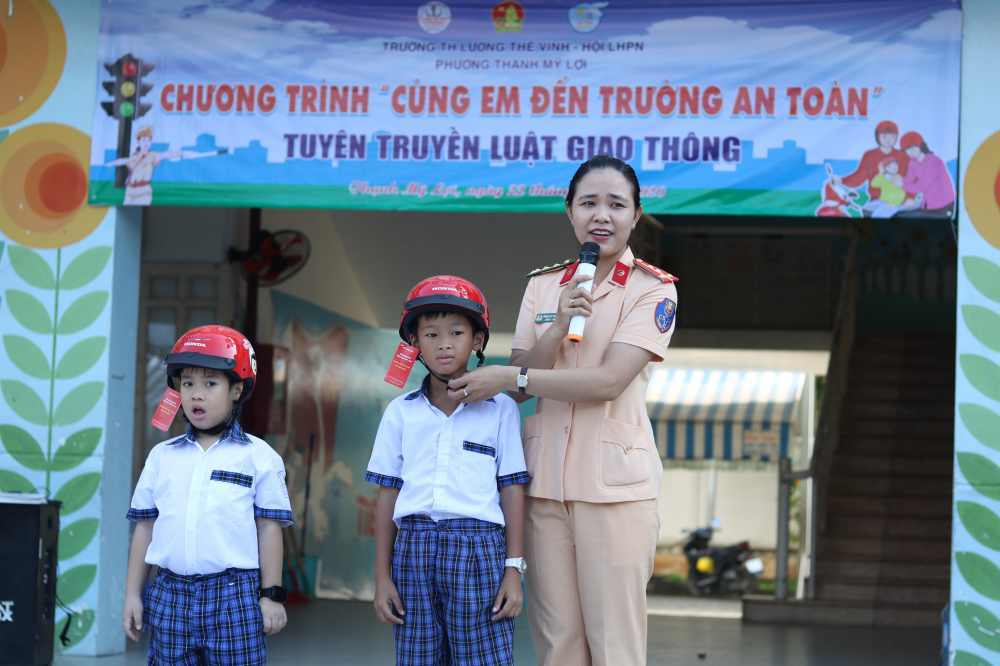 Các em được hướng dẫn đội mũ bảo hiểm đúng cách. 