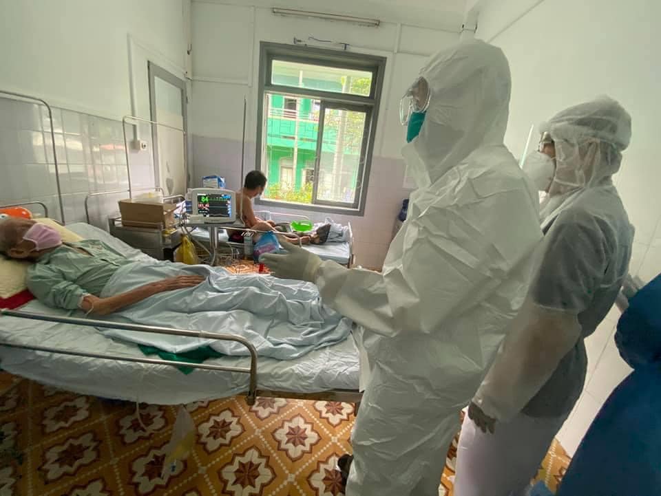 Bác sĩ Bệnh viện Phổi Đà Nẵng kiểm tra sức khỏe cho bệnh nhân COVID-19