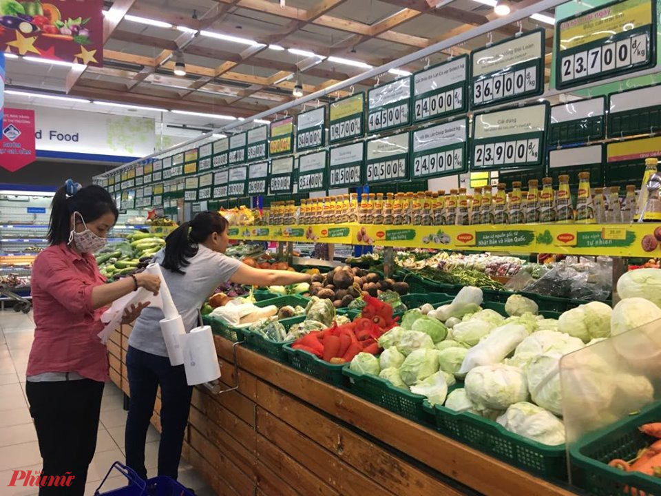 Người tiêu dùng mua rau củ quả trong chương trình bình ổn thị trường