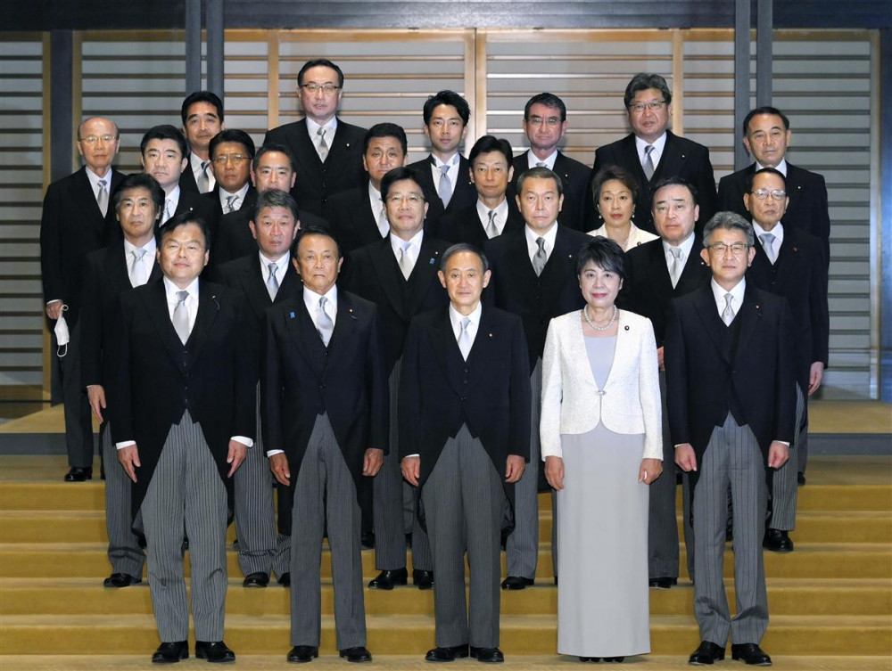 Các thành viên nội các mới của tân thủ tướng Nhật Bản Yoshihide Suga với chỉ 2 người là phụ nữ - Ảnh: Sankei News