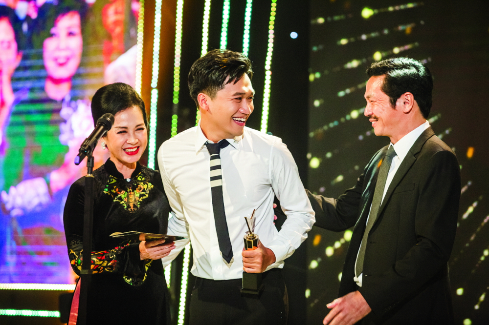 Diễn viên Xuân Nghị nhận cúp Nam diễn viên ấn tượng tại lễ trao giải VTV Awards 2020