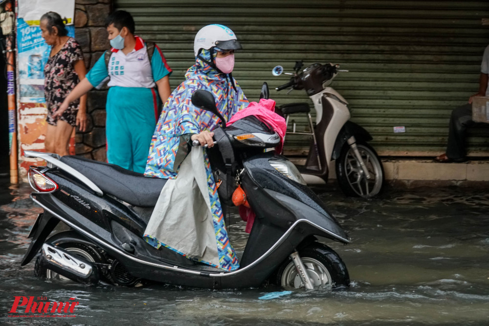 Rất nhiều phương tiện chết máy khi lưu thông qua đoạn đường trên