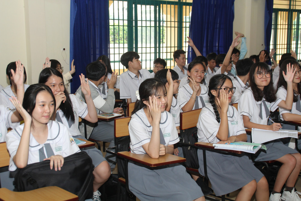 Khi được hỏi có sử dụng điện thoại cho việc học không? Hầu hết học sinh đều giơ tay!