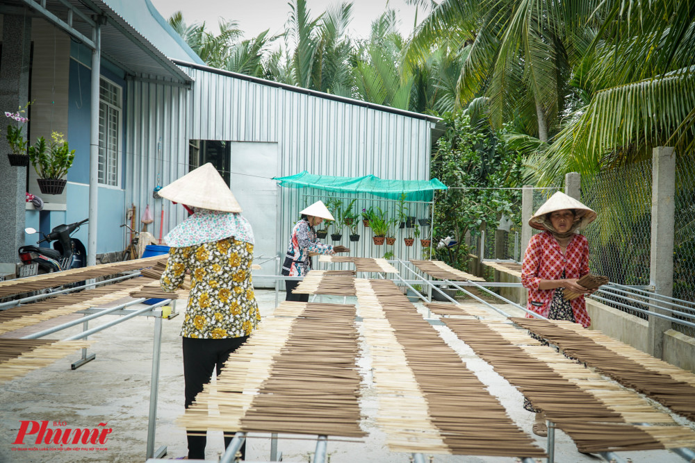 Vừa tạo ra sản phẩm nhang sạch chị Đào còn tạo thêm việc làm cho các chị em phụ nữ hết tuổi lao động trong địa bàn