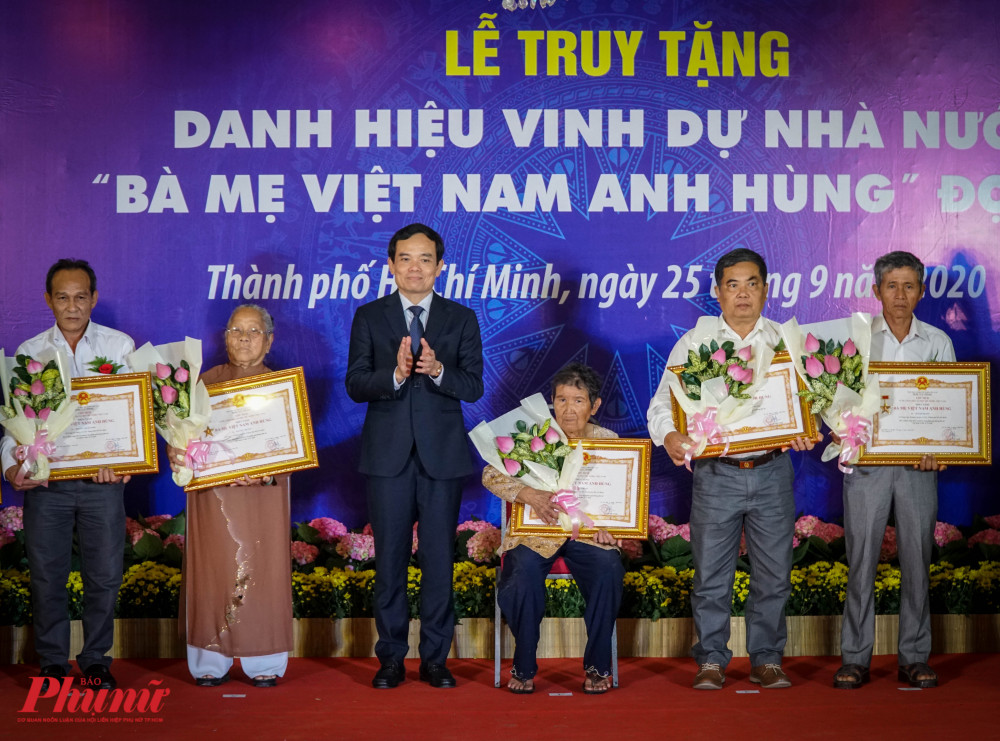 Ông Trần Lưu Quang – Phó Bí thư Thường trực Thành ủy TPHCM trao danh hiệu cho đại diện gia đình các bà Mẹ VNAH