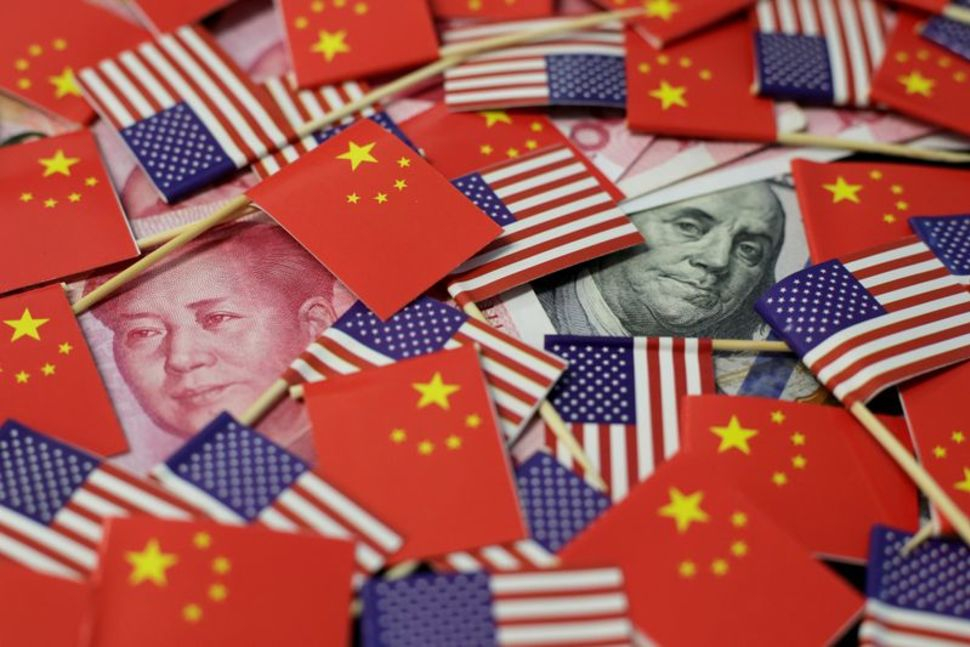 Khoảng 3.500 công ty Mỹ kiện Tổng thống Trump về thuế quan áp đặt đối với  hàng hóa do Trung Quốc sản xuất - Ảnh: Reuters
