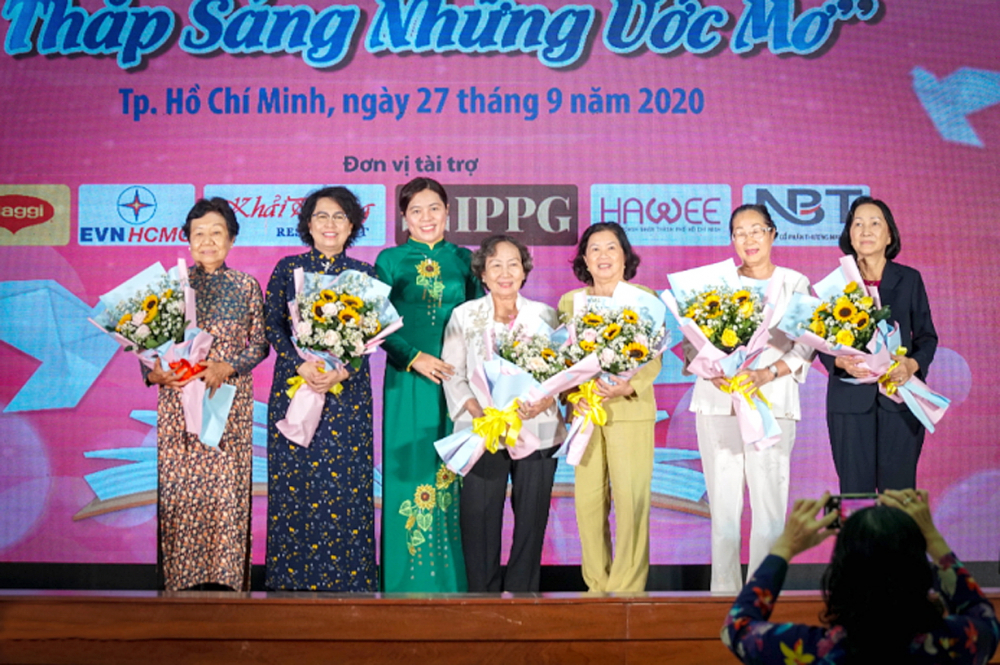 Bà Nguyễn Trần Phượng Trân - Chủ tịch Hội LHPN TP.HCM (thứ 3 từ trái sang) tặng hoa cảm ơn những nhà sáng lập và đồng hành bền bỉ cùng chương trình học bổng Nguyễn Thị Minh Khai - ảnh: tam nguyên