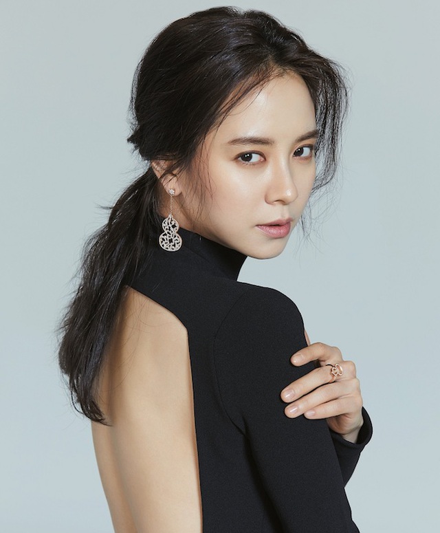 Khi trang điểm trông Song Ji Hyo trở nên quyến rũ, ấn tượng.