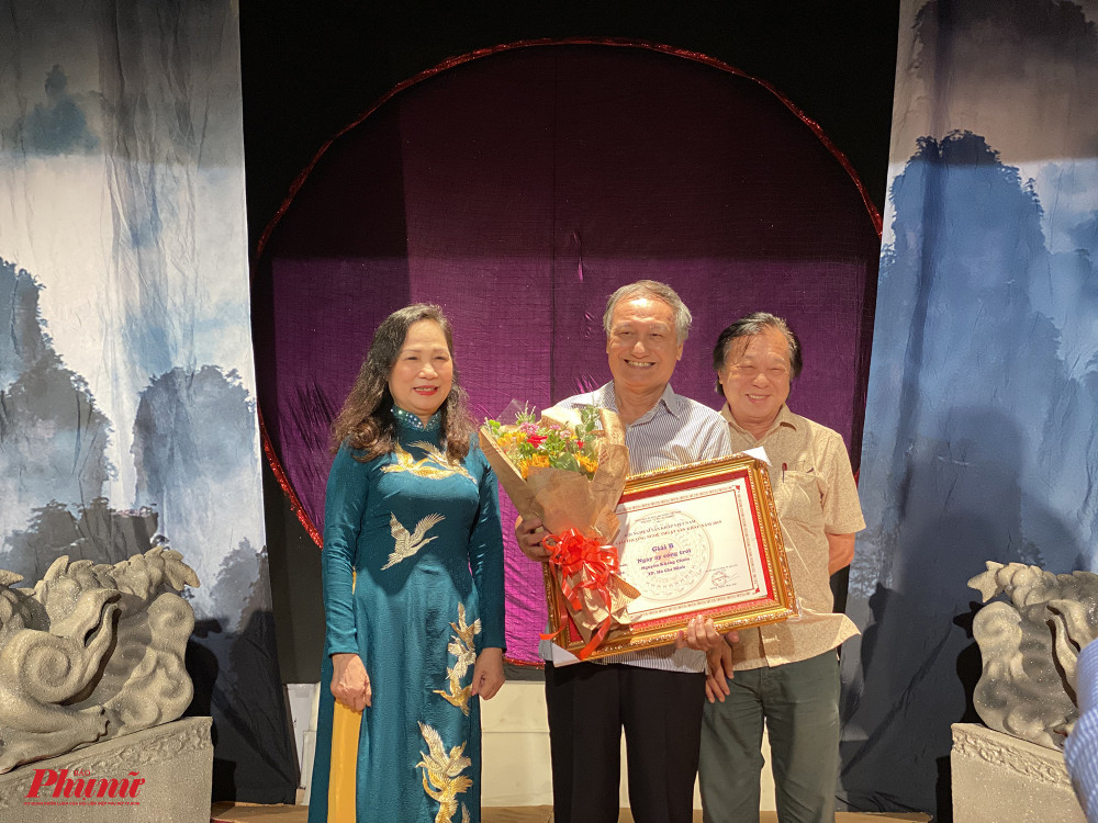 Tác giả Nguyễn Kháng Chiến (giữa) nhận giải