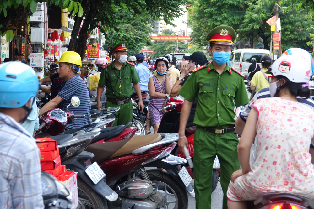 Lực lượng Công an phường cũng có mặt mỗi khi khách hàng tập trung đông tại cửa hàng Đông Phương để điều tiết giao thông, tránh cảnh ùn tắc, mất trật tự khi người dân tập trung tại cửa hàng này để mua bánh.