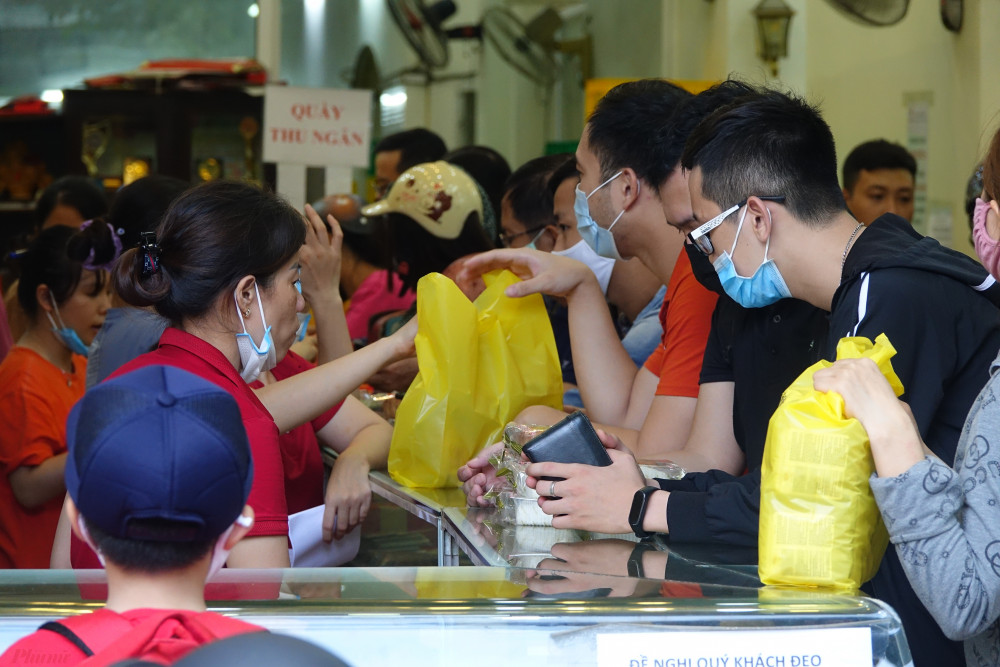 Chủ cửa hàng bánh Đông Phương cho biết: 'Cửa hàng bánh bắt đầu đông khách từ ngày 1/7 Âm lịch. Những ngày này, khách sẽ đến liên tục cho đến khi cửa hàng đóng cửa nhưng vào ngày cao điểm, chỉ đến tối là cửa hàng hết bánh.