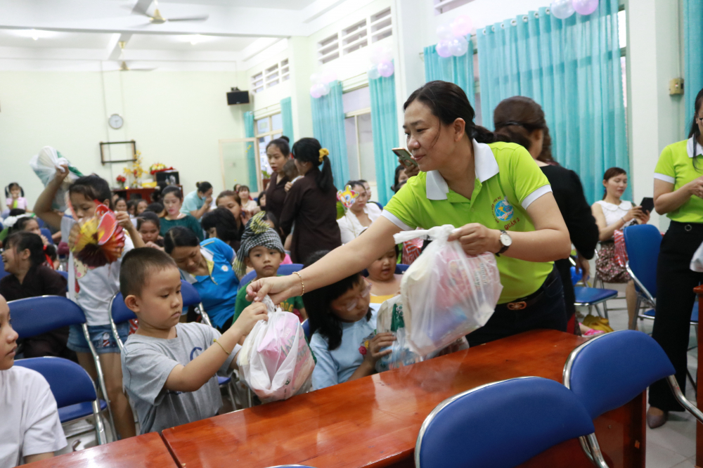 Bà Nguyễn Thị Tuyết Nga - Chủ tịch Hội LHPN quận 2 - tặng quà cho các bé. 