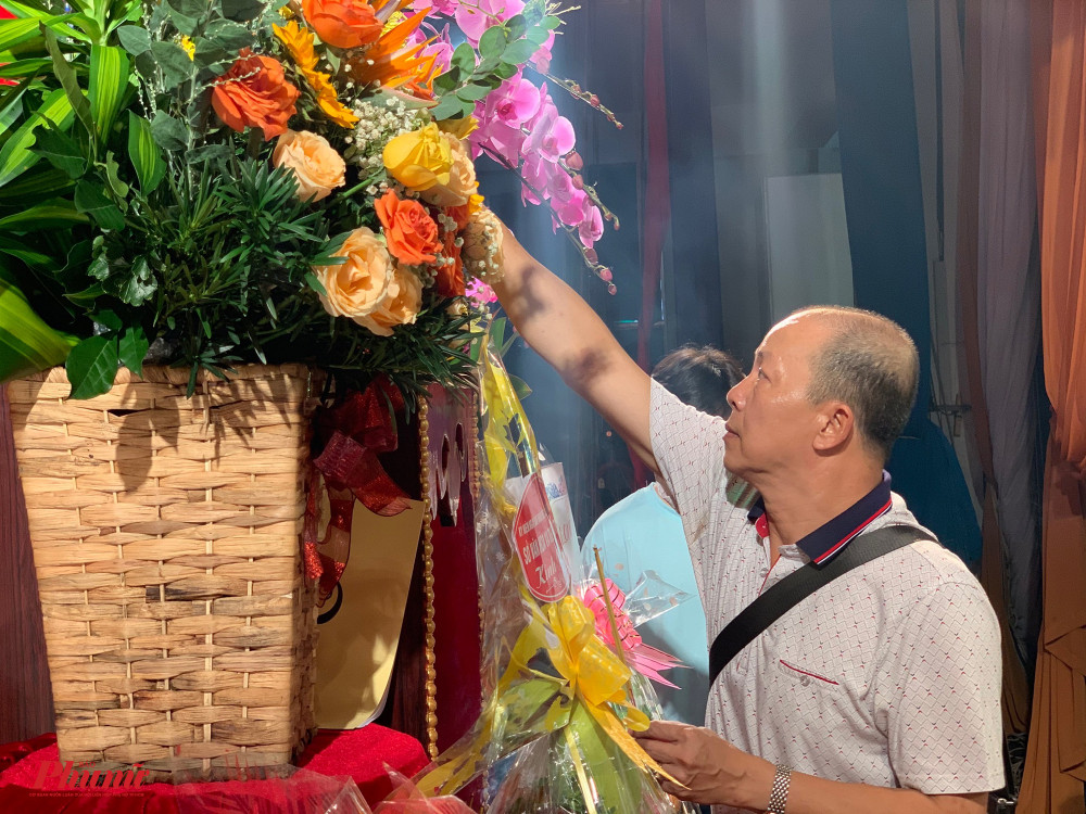 Nghệ sĩ Đức Hải dâng hương cúng tổ nghiệp tại sân khấu Phú Nhuận.