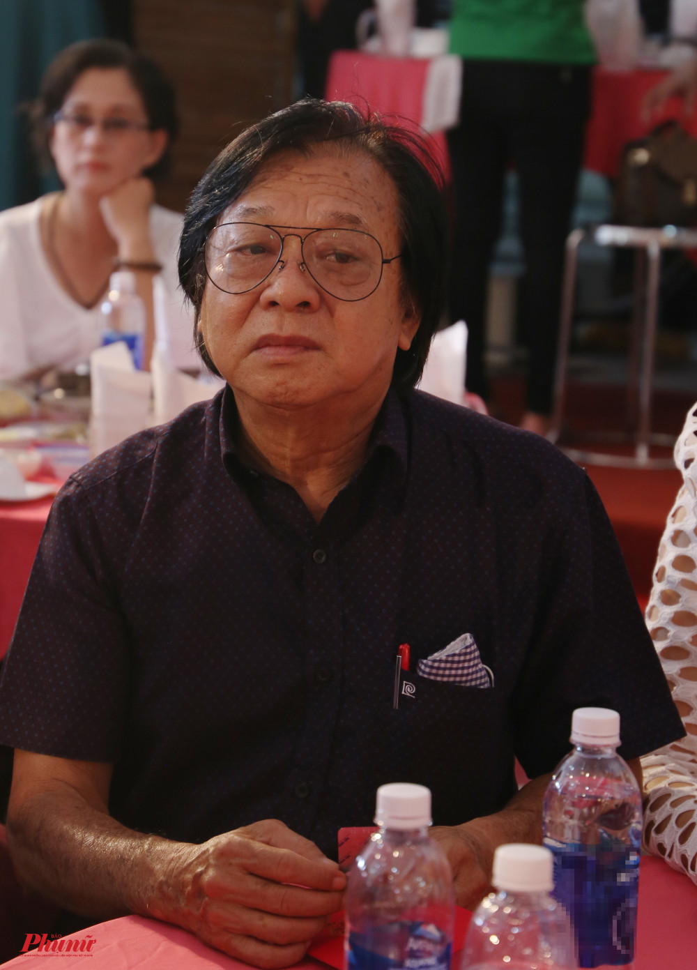 NSND Trần Ngọc Giàu, chủ tịch Hội Sân khấu TPHCM chung vui cùng đồng nghiệp trong ngày giỗ tổ tại Nhà hát Trần Hữu Trang. Ông từng giữ chức giám đốc nhà hát.