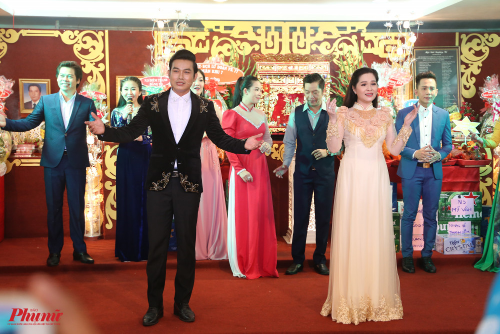 Tại Nhà hát Cải lương Trần Hữu Trang, lễ giỗ tổ cũng được tổ chức long trọng. Trong ảnh, các nghệ sĩ đang trình diễn ca cảnh Sáng mãi niềm tin để mở đầu chương trình. 