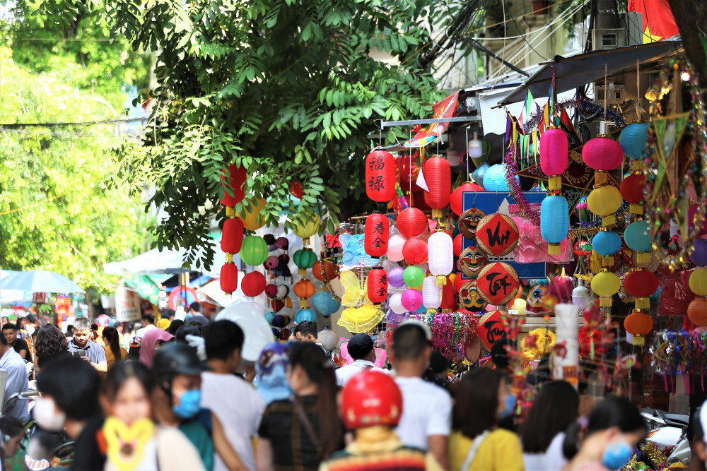 Năm nay, các tuyến đường gồm Hàng Mã (đoạn từ ngã tư Hàng Cót - Hàng Gà đến ngã tư Hàng Đường - Đồng Xuân), Hàng Lược, Hàng Rươi, Hàng Chai, Hàng Khoai (đoạn từ ngã tư Đồng Xuân - Hàng Giấy đến ngã ba Hàng Khoai - Hàng Lược) đã được cấm để phục vụ ngày lễ, thời gian từ 7h đến 22h.