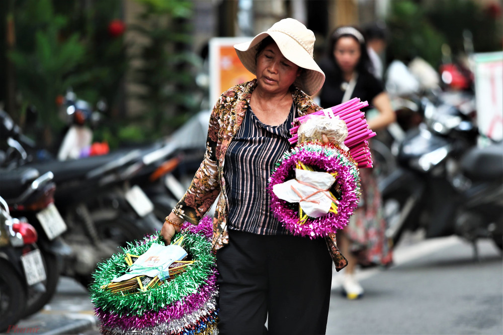 Năm nay do sức mua giảm và lo sợ dịch bệnh, các tiểu thương hạn chế nhập các loại đồ chơi Trung Quốc. Thay vào đó, các món đồ chơi truyền thống như đèn lồng, đèn ông sao, trống... lại được ưa chuộng.