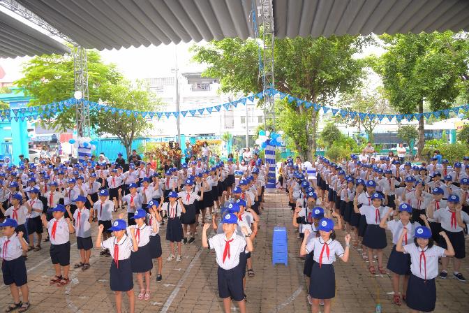 Vũ điệu thể dục với các động tác uống sữa là bài tập thể dục tươi vui, mới lạ giúp các em học sinh tăng cường sức khỏe thể chất sau những giờ học căng thẳng. Ảnh: CGHL