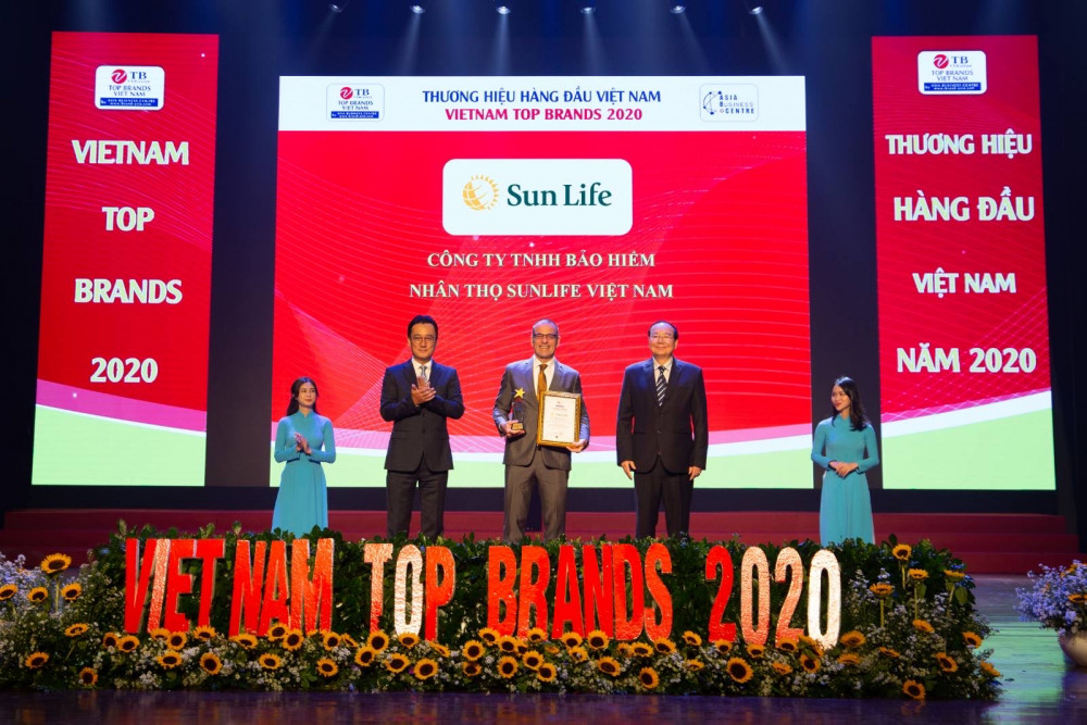 Ông Larry Madge - Tổng giám đốc Sun Life Việt Nam (giữa) nhận danh hiệu Top 10 thương hiệu hàng đầu Việt Nam từ ban tổ chức