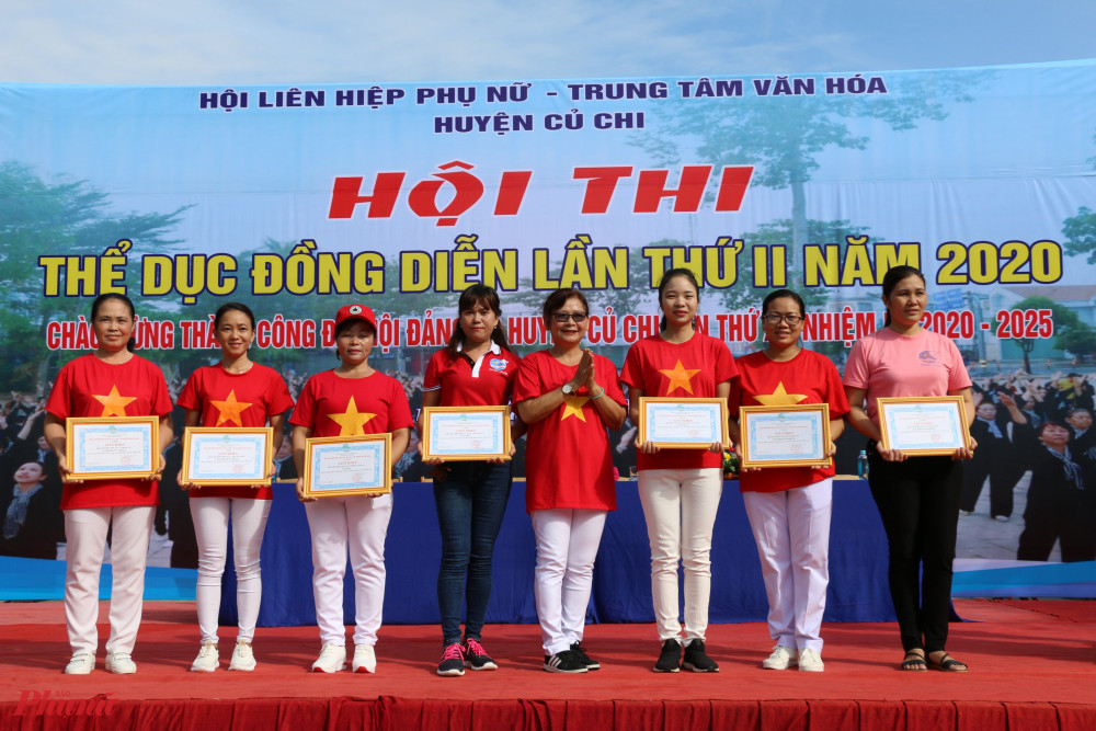 Chị Lê Thị Phương Hồ - Chủ tịch Hội LHPN huyện Củ Chi tặng giấy khen cho các đơn vị đạt giải 